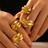 Anillo abierto de acero titanio chapado en oro de 18 quilates
