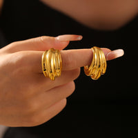 Anillo abierto de acero titanio chapado en oro de 18 quilates