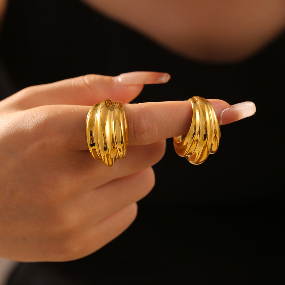 Anillo abierto de acero titanio chapado en oro de 18 quilates