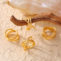 Anillo entrelazado chapado en oro de 18 quilates