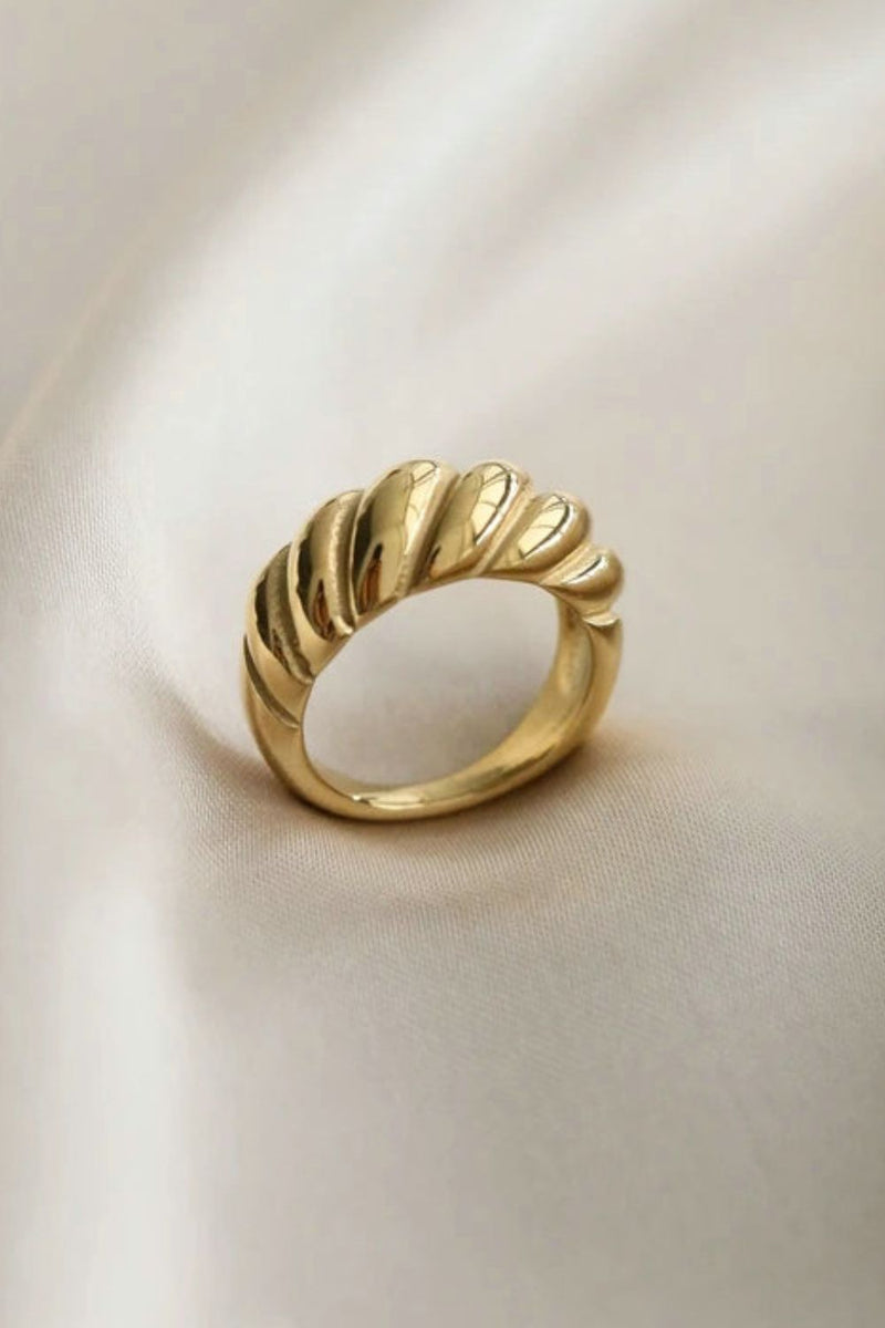 Anillo de Oro Torcido