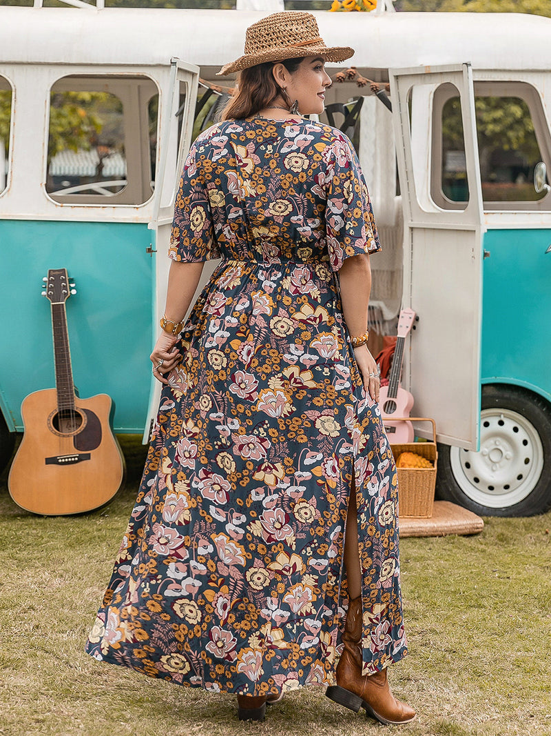 Vestido corto de manga corta con escote en V y abertura floral