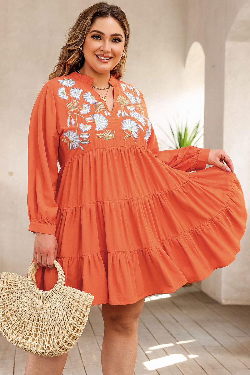 Vestido naranja con volantes escalonados y bordado de talla grande