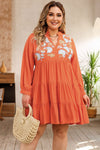 Vestido naranja con volantes escalonados y bordado de talla grande