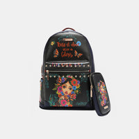 Nicole Lee USA Mochila de cuero vegano estampada con puerto de carga y bolsa