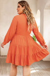 Vestido naranja con volantes escalonados y bordado de talla grande