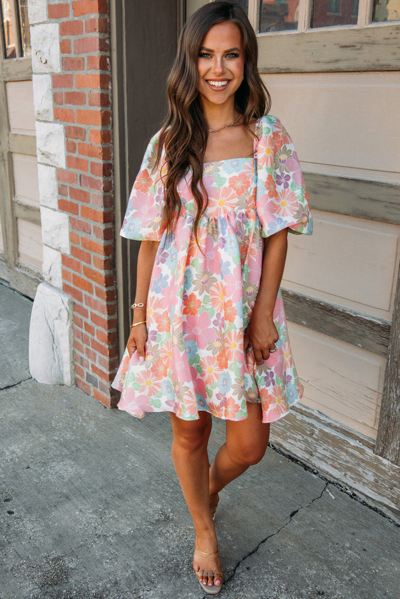 Vestido babydoll con mangas abullonadas y cuello cuadrado floral de verano rosa