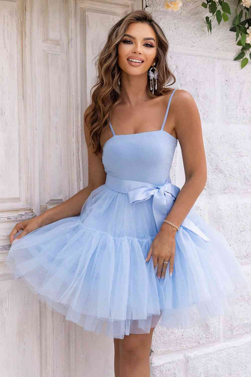 Vestido de malla con tirantes tipo spaghetti atados