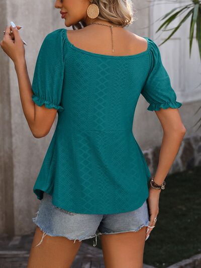 Blusa con mangas acampanadas y escote en V fruncido