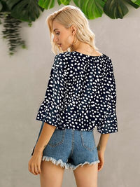 Blusa de cuello en V con botones y estampado atada