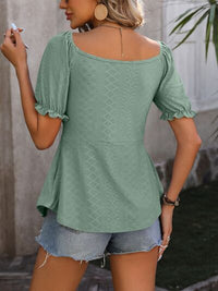 Blusa con mangas acampanadas y escote en V fruncido