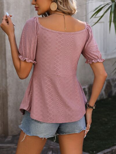 Blusa con mangas acampanadas y escote en V fruncido