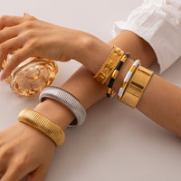 Brazalete de acero inoxidable chapado en oro de 18 quilates