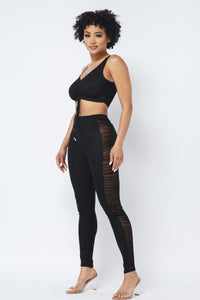 Top corto fruncido ajustable con tiras de malla y leggings con panel lateral transparente a juego