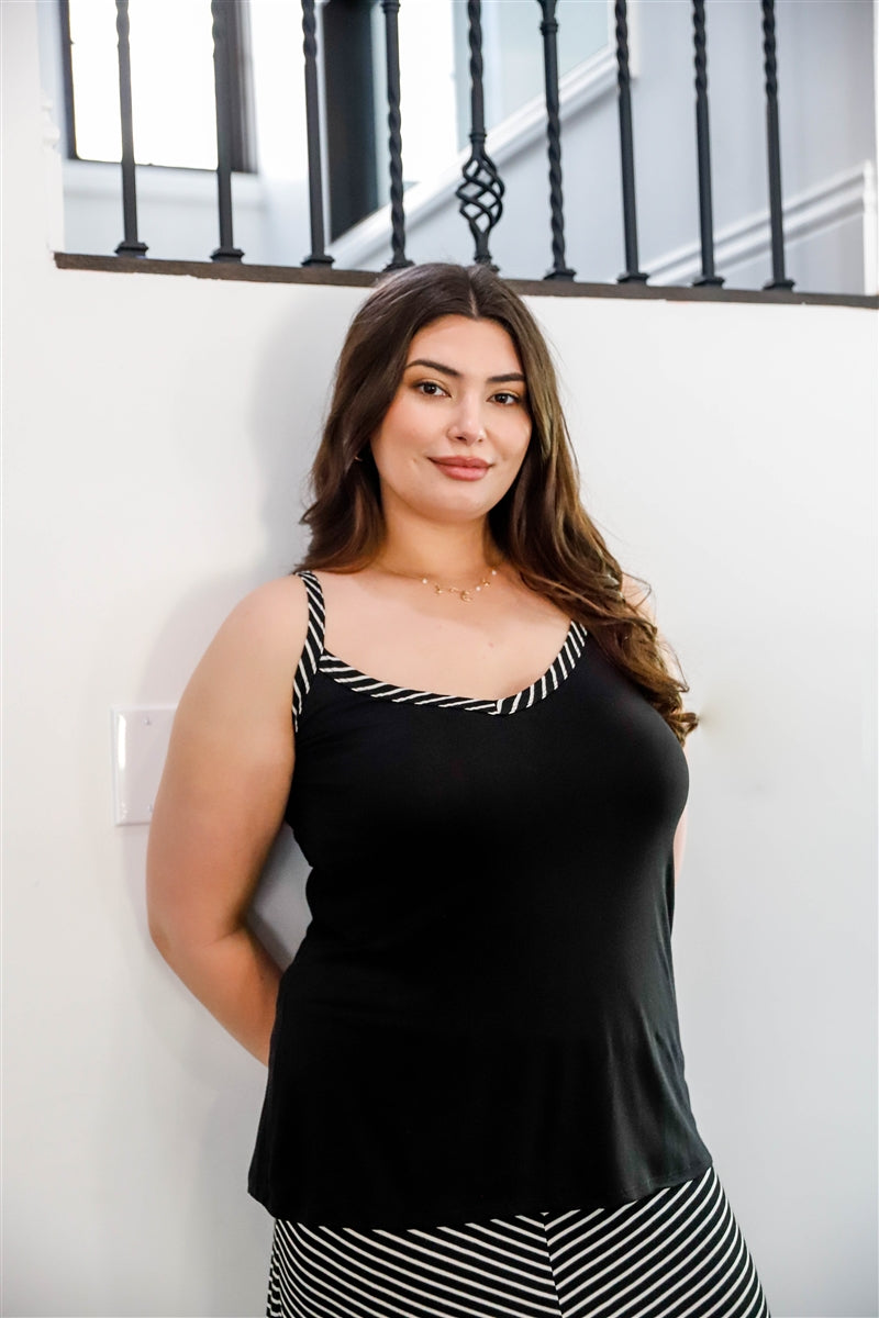 Conjunto de falda larga y top con cuello en V a rayas en negro