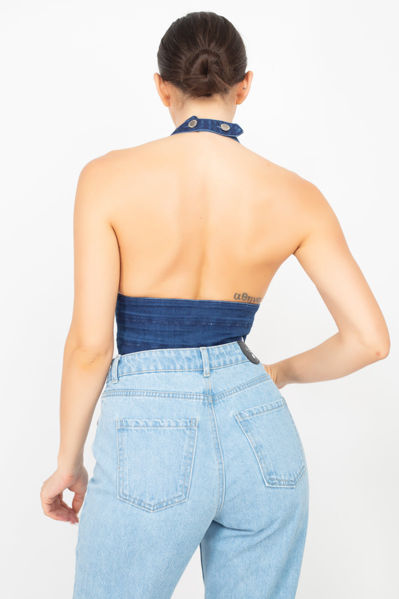 Top corto de mezclilla con cuello halter y costuras