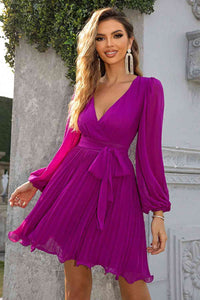 Vestido plisado con cuello surplice atado